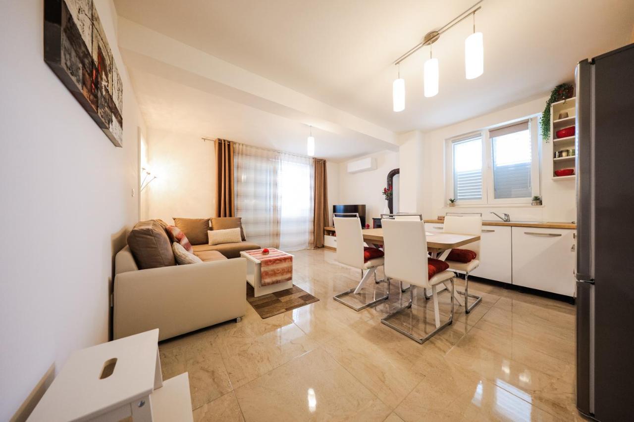 Apartmani Lelu Pridraga Exterior foto